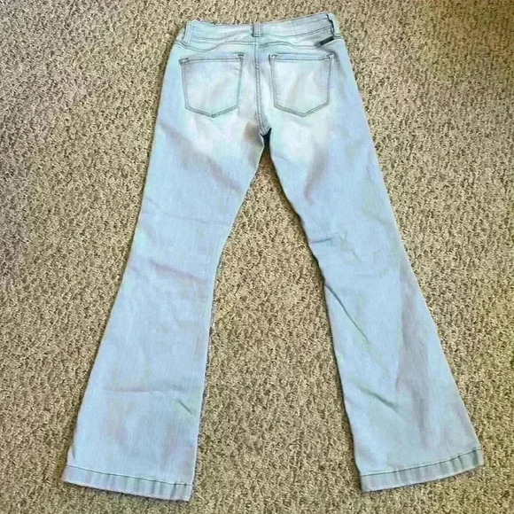 Kancan Mid-Rise Petite Flare Lightwash Lightly Distressed Button-Fly Petite Sz 5 - Picture 5 of 13